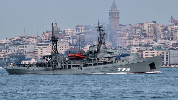 Navio de resgate russo EPRON, da classe Prut, zarpa para o Bósforo, a caminho do mar Negro, em Istambul, Turquia, 17 de fevereiro de 2022 - Sputnik Brasil