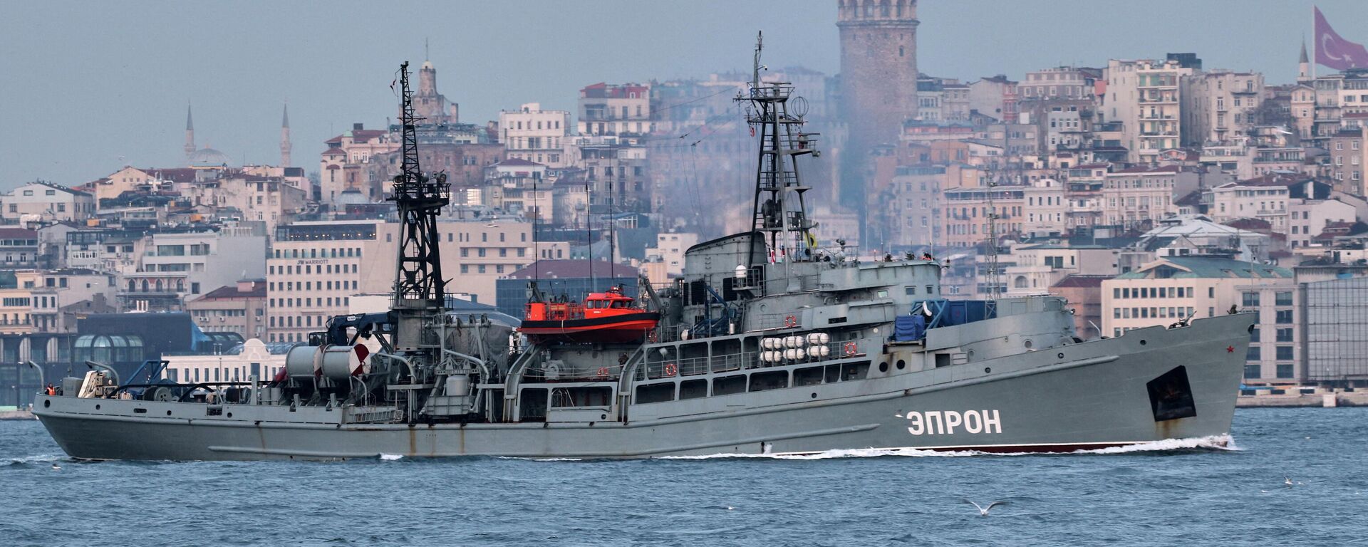 Navio de resgate russo EPRON, da classe Prut, zarpa para o Bósforo, a caminho do mar Negro, em Istambul, Turquia, 17 de fevereiro de 2022 - Sputnik Brasil, 1920, 09.04.2022