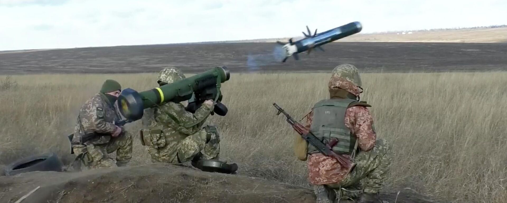 Soldados ucranianos usam lançador com mísseis Javelin dos EUA durante exercícios militares na região de Donetsk, Ucrânia, 12 de janeiro de 2022 - Sputnik Brasil, 1920, 05.07.2022