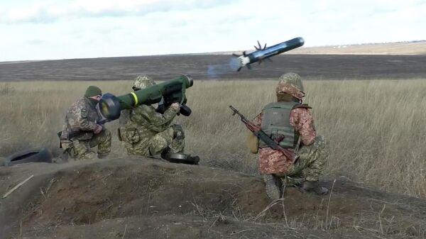 Soldados ucranianos usam lançador com mísseis Javelin dos EUA durante exercícios militares na região de Donetsk, Ucrânia, 12 de janeiro de 2022 - Sputnik Brasil