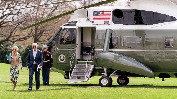 Presidente dos EUA, Joe Biden, e a primeira-dama, Jill Biden, chegam à Casa Branca em Washington, em 20 de março de 2022 - Sputnik Brasil