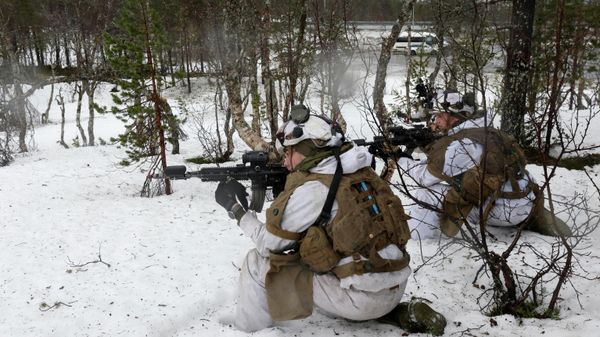 Membros do Batalhão Blindado do Exército norueguês participam do exercício militar Cold Response 2022, reunindo cerca de 30.000 soldados dos países membros da OTAN mais Finlândia e Suécia no Círculo Ártico, Noruega, 23 de março de 2022 Membros do Batalhão Blindado do Exército norueguês participam do exercício militar Cold Response 2022, reunindo cerca de 30.000 soldados dos países membros da OTAN mais Finlândia e Suécia no Círculo Ártico, Noruega, 23 de março de 2022 - Sputnik Brasil