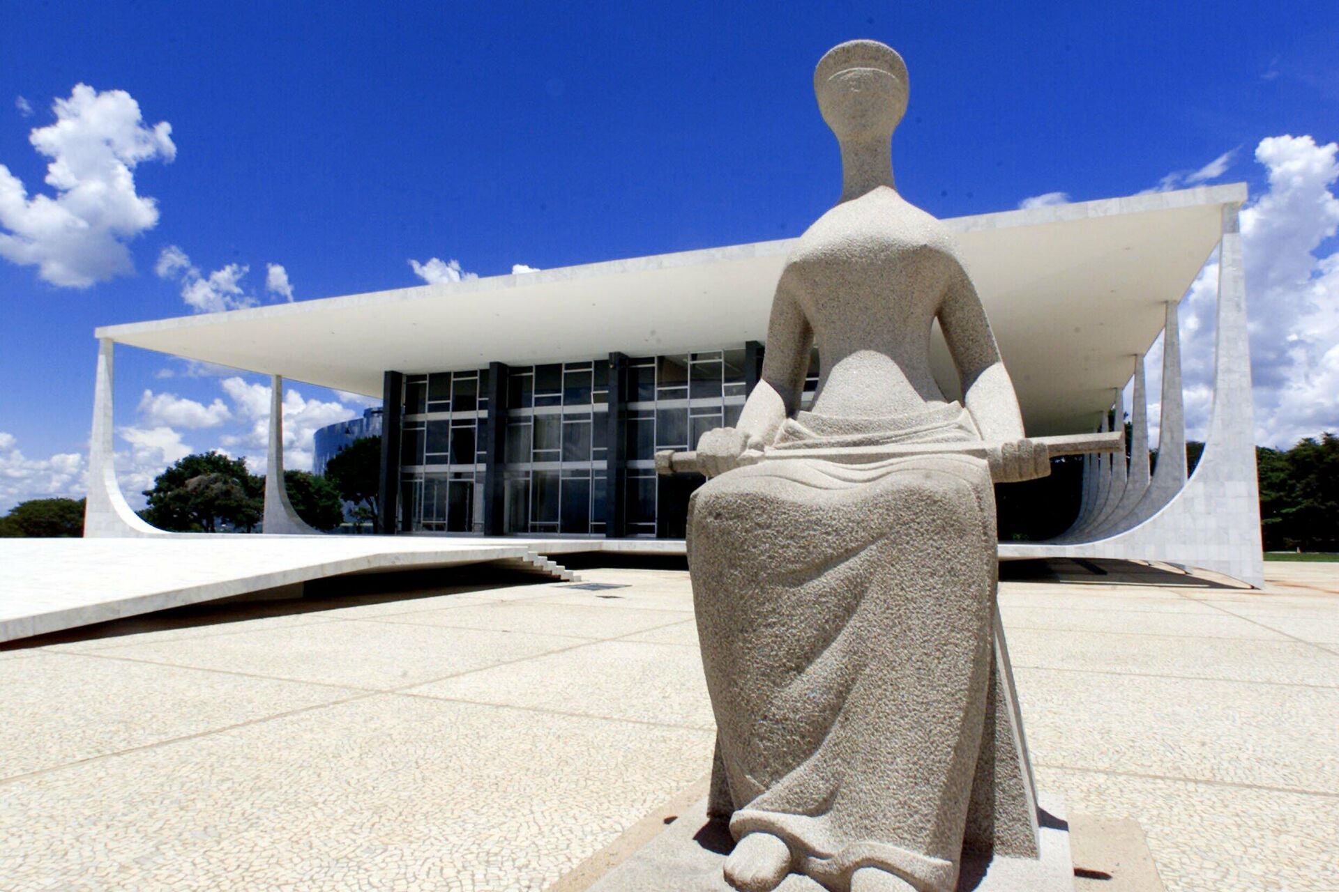 Estátua simbolizando a Justiça em frente à sede do Supremo Tribunal Federal (STF), na Praça dos Três Poderes, em Brasília (DF) - Sputnik Brasil, 1920, 30.11.2022