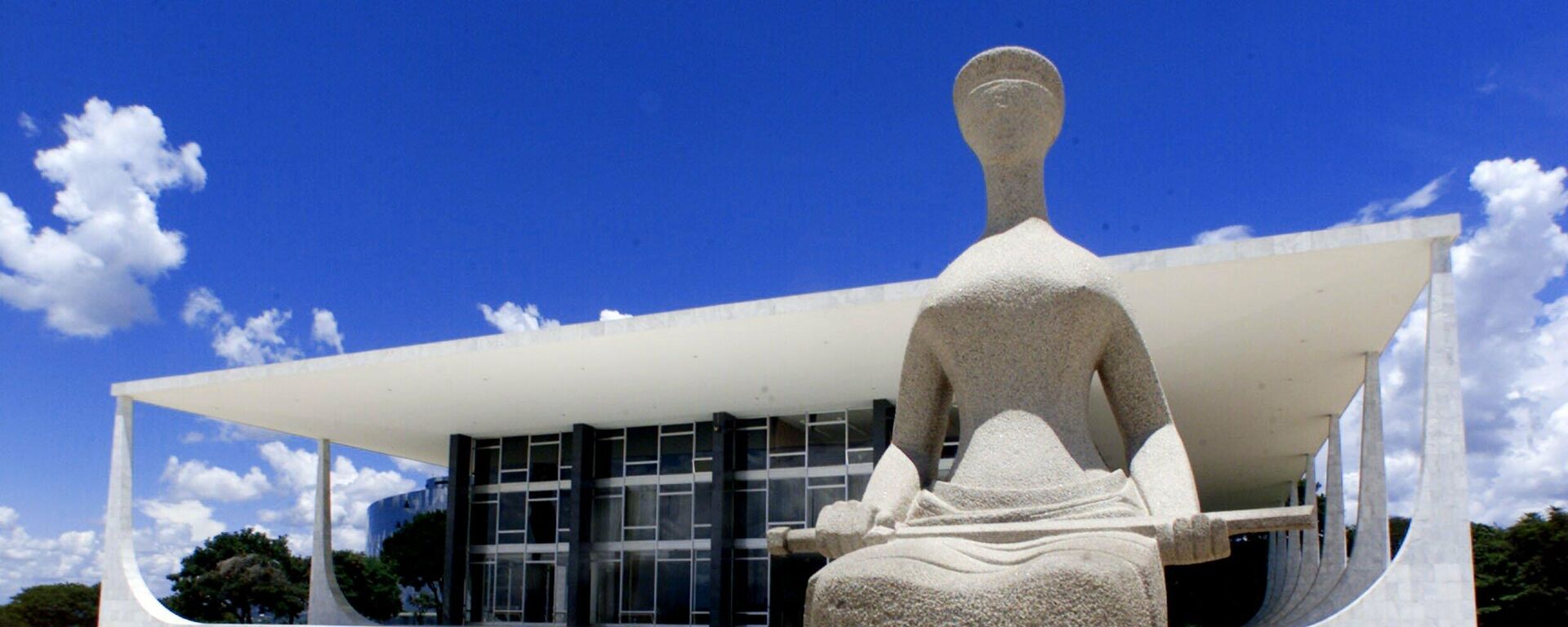 Estátua simbolizando a Justiça em frente à sede do Supremo Tribunal Federal (STF), na praça dos Três Poderes, em Brasília (DF) - Sputnik Brasil, 1920, 12.05.2023