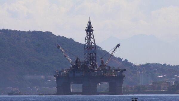 Plataforma para extração de petróleo, vista na Baía de Guanabara - Sputnik Brasil