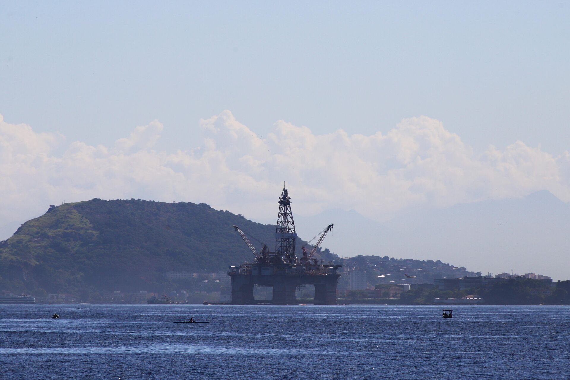 Plataforma para extração de petróleo, vista na Baía de Guanabara - Sputnik Brasil, 1920, 24.03.2022