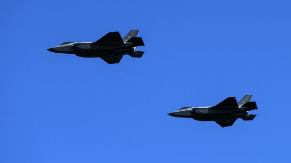 Dois caças Lockheed Martin F-35 da Força Aérea dos EUA sobrevoam a praia de Houlgate, noroeste da França, 6 de junho de 2021 - Sputnik Brasil