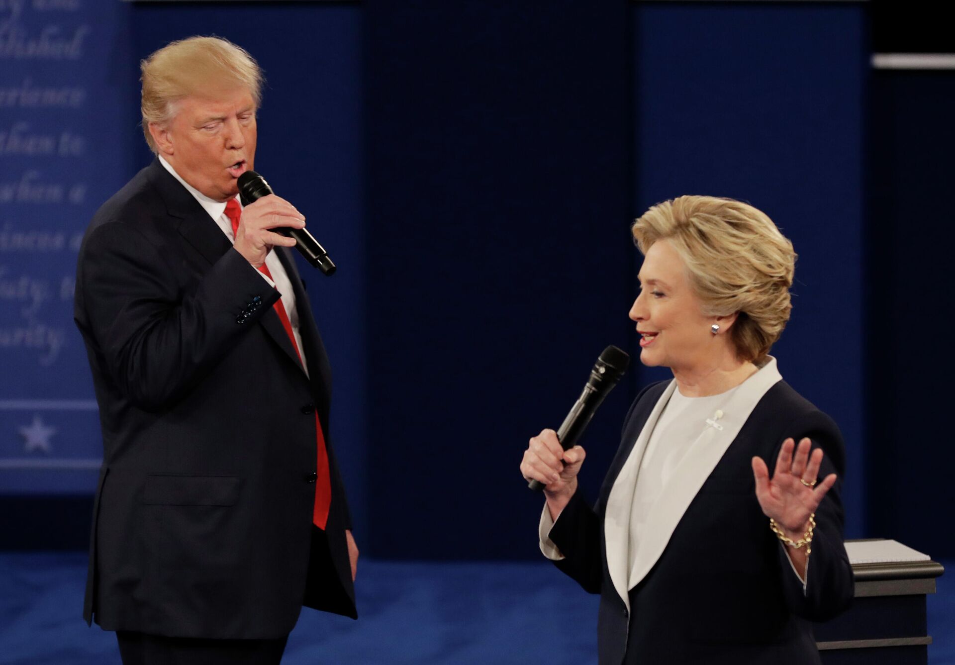 Nesta foto de arquivo, o candidato presidencial republicano Donald Trump e a candidata presidencial democrata Hillary Clinton falam durante o segundo debate presidencial na Universidade de Washington em St. Louis, 9 de outubro de 2016 - Sputnik Brasil, 1920, 05.05.2022