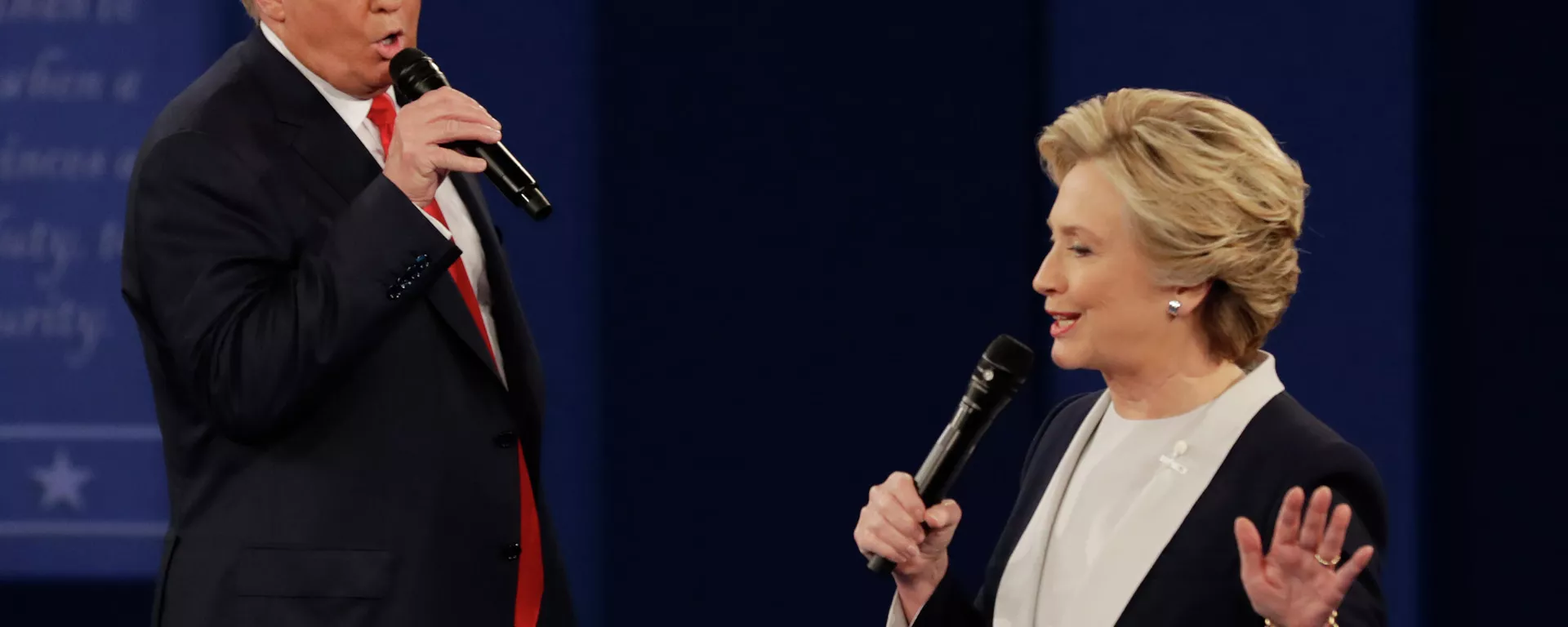 Nesta foto de arquivo, o candidato presidencial republicano Donald Trump e a candidata presidencial democrata Hillary Clinton falam durante o segundo debate presidencial na Universidade de Washington em St. Louis, 9 de outubro de 2016 - Sputnik Brasil, 1920, 20.07.2024