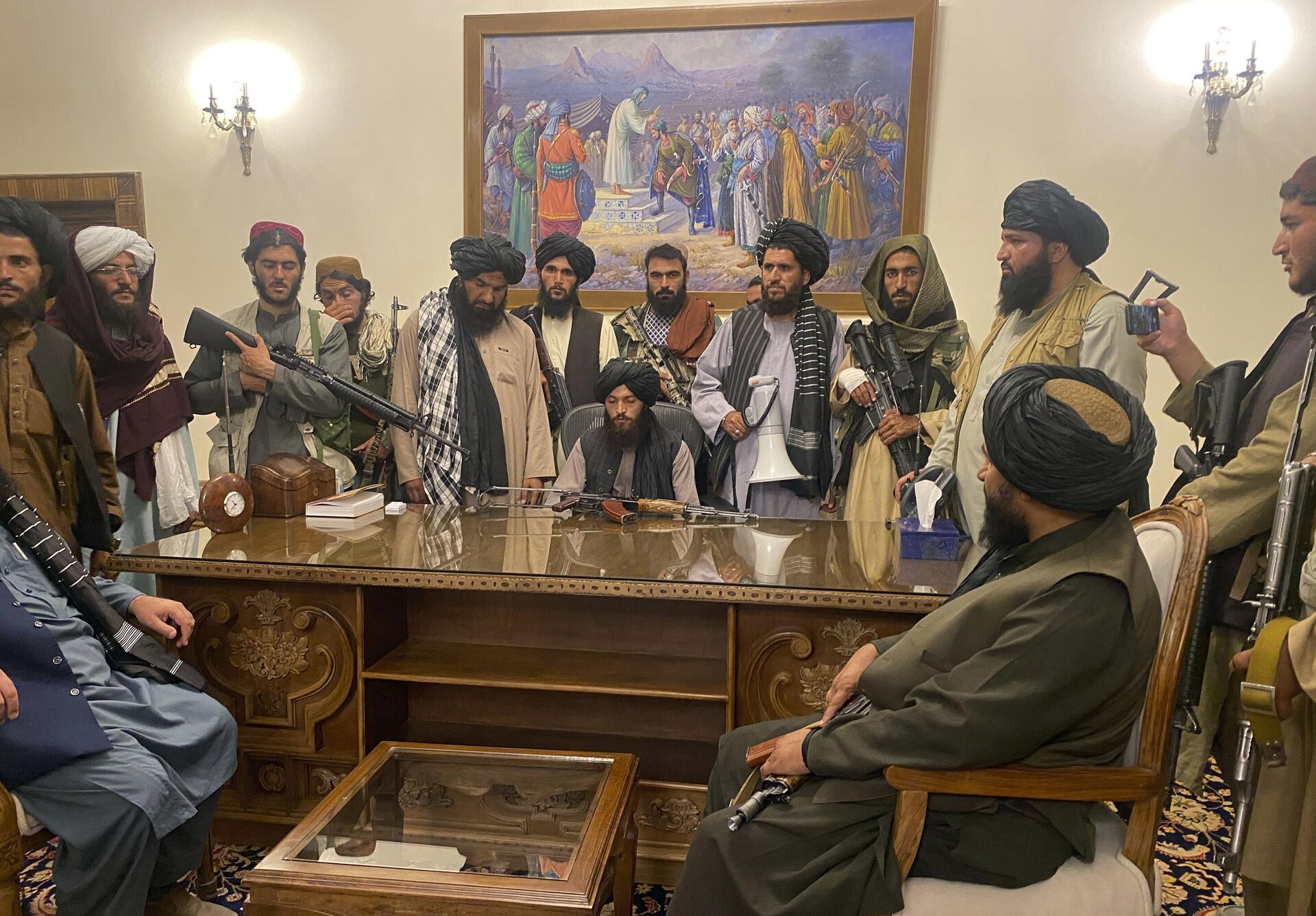Combatentes do Talibã (organização sob sanções da ONU por atividade terrorista) assumem o controle do palácio presidencial afegão depois que o presidente Ashraf Ghani fugiu do país, em Cabul, Afeganistão, 15 de agosto de 2021 - Sputnik Brasil, 1920, 08.07.2022