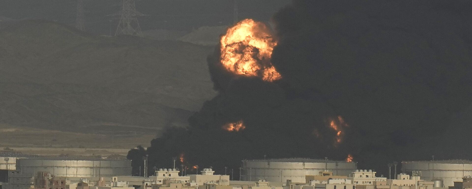 Uma nuvem de fumaça sobe de um depósito de petróleo em chamas em Jidá, Arábia Saudita, 25 de março de 2022 - Sputnik Brasil, 1920, 25.03.2022