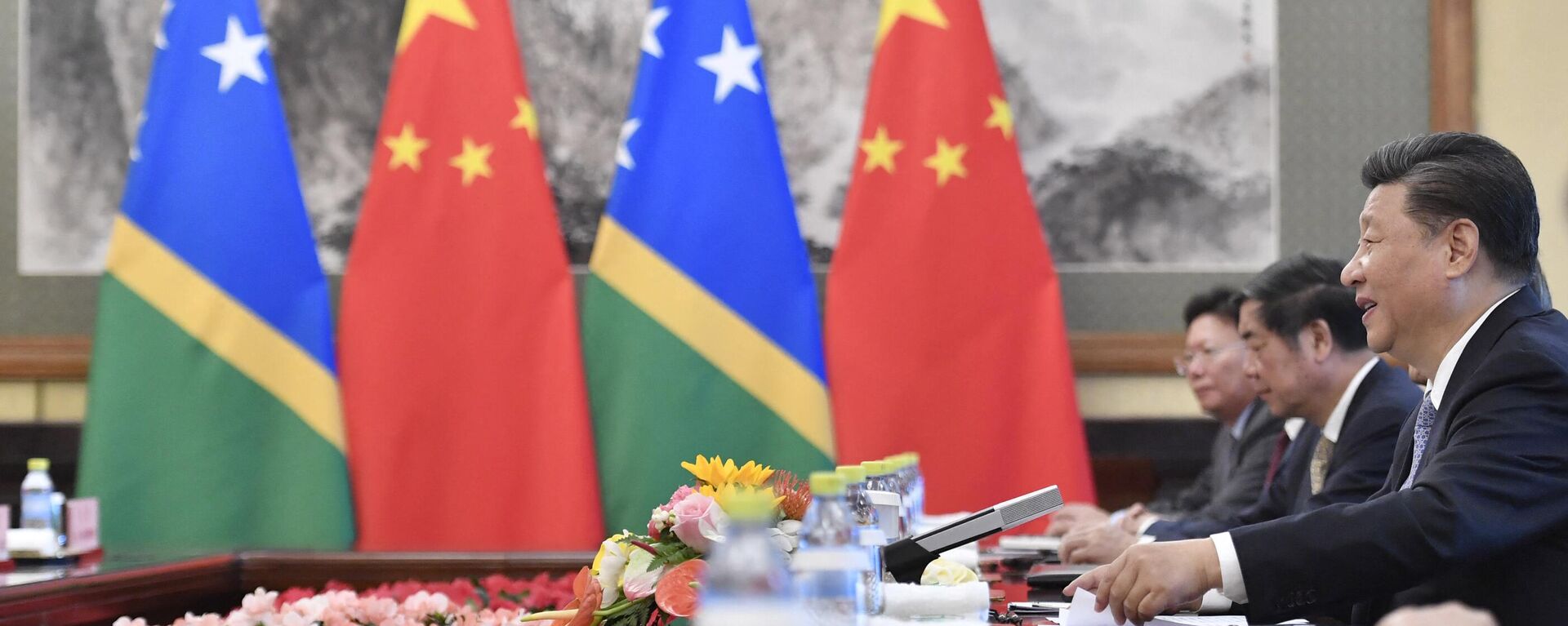 Presidente da China, Xi Jinping, durante conversa com o primeiro ministro das Ilhas Salomão, Manasseh Sogavare, 9 de outubro 2019 - Sputnik Brasil, 1920, 19.04.2022