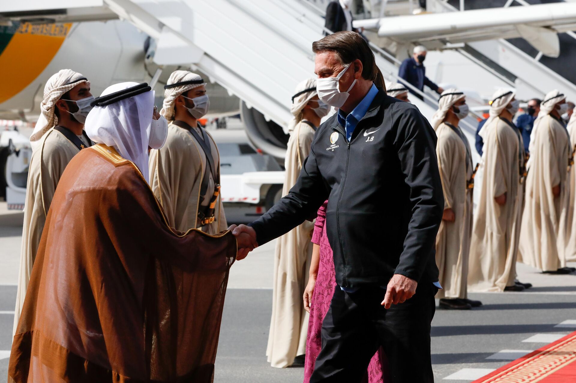 Presidente Jair Bolsonaro recebe cumprimentos ao desembarcar em Dubai, 23 de janeiro de 2021 - Sputnik Brasil, 1920, 11.04.2023