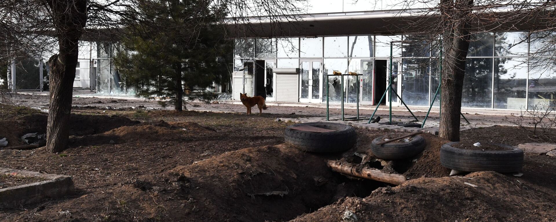 Trincheira junto do terminal do Aeroporto de Mariupol, libertado pela Milícia Popular da República de Donetsk e forças russas - Sputnik Brasil, 1920, 12.08.2025