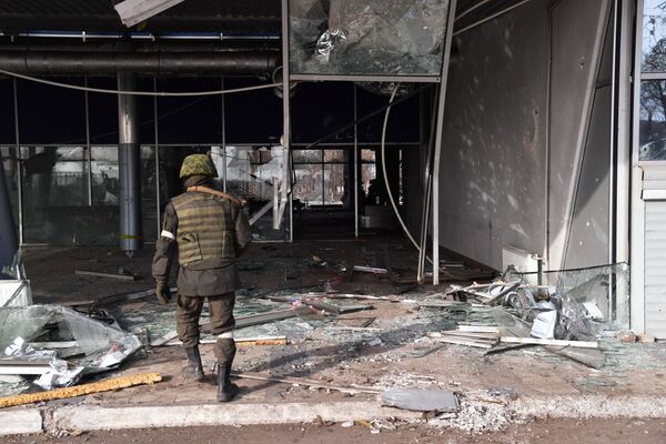 Combatente da Milícia Popular da República de Donetsk junto do terminal do Aeroporto de Mariupol libertado - Sputnik Brasil