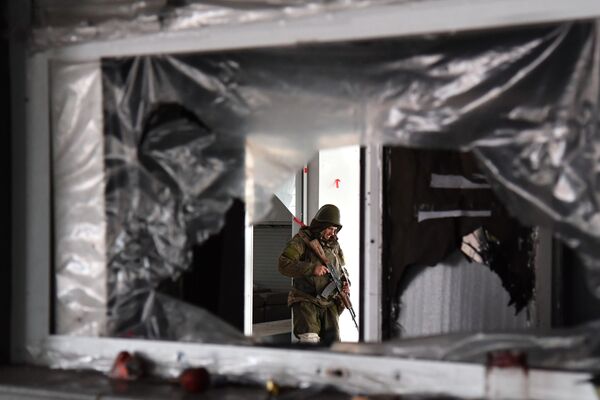 Combatente da Milícia Popular da República de Donetsk no interior do terminal do Aeroporto de Mariupol libertado - Sputnik Brasil