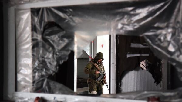 Combatente da Milícia Popular da República de Donetsk no interior do terminal do Aeroporto de Mariupol libertado - Sputnik Brasil