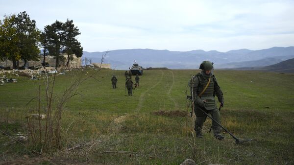 Contingente de desminagem de forças da paz da Rússia inspeciona território em Nagorno-Karabakh - Sputnik Brasil