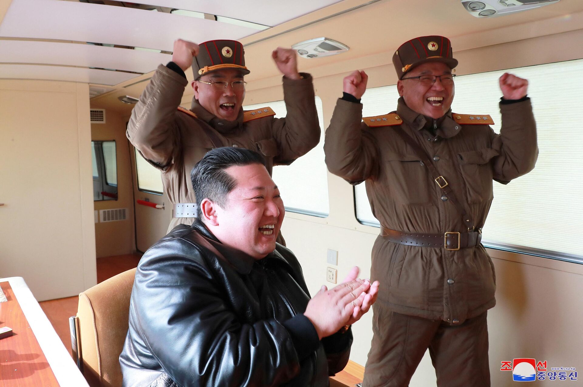 Líder norte-coreano, Kim Jong-un, observa teste de lançamento do míssil Hwasong-17, em foto divulgada pela KCNA em 25 de março de 2022 - Sputnik Brasil, 1920, 28.03.2022