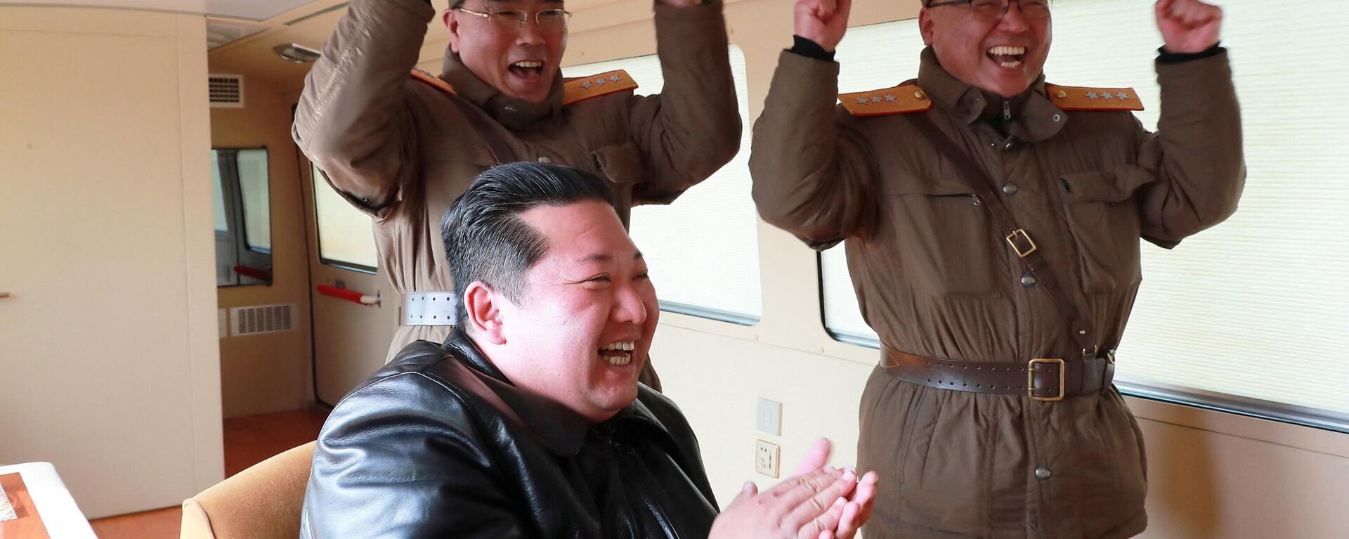 Líder norte-coreano, Kim Jong-un, observa teste de lançamento do míssil Hwasong-17, em foto divulgada pela KCNA em 25 de março de 2022 - Sputnik Brasil, 1920, 26.04.2022