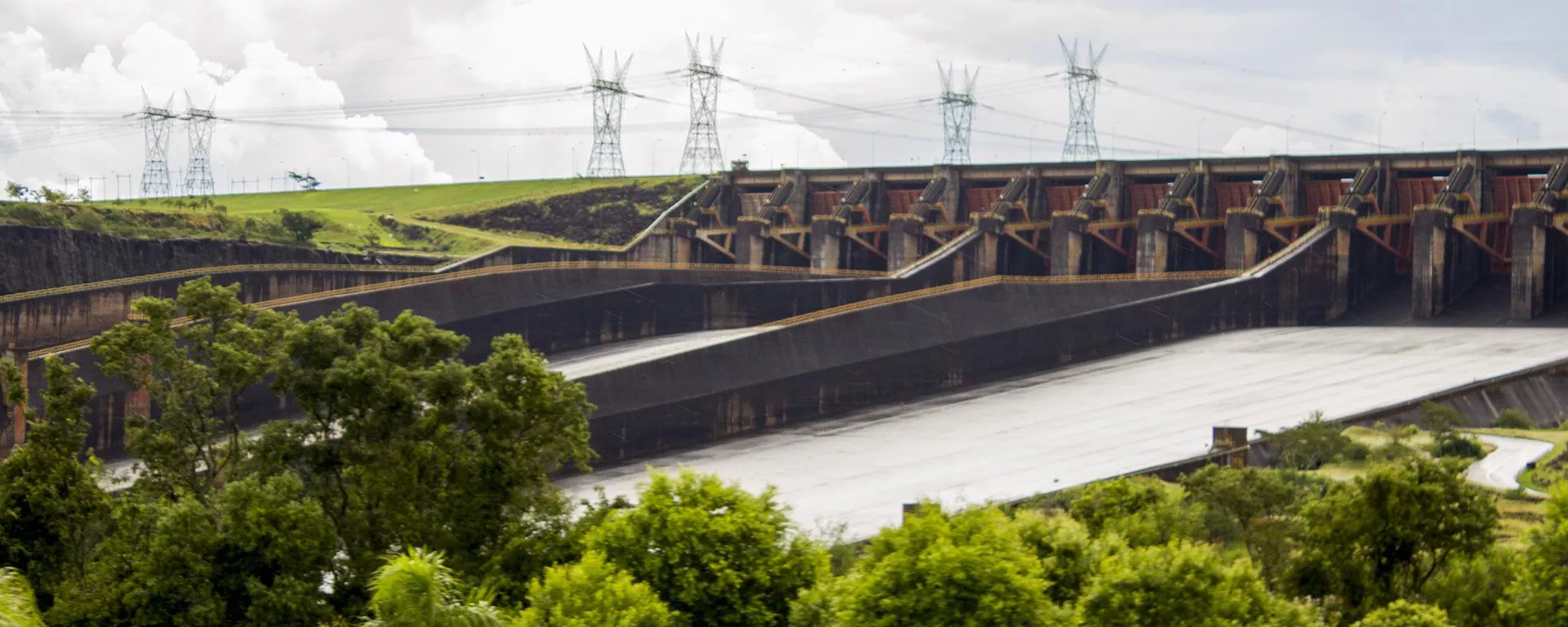 Vista da Usina Hidrelétrica de Itaipu, em Foz do Iguaçu (PR). A usina binacional está localizada no rio Paraná entre o Brasil e o Paraguai - Sputnik Brasil, 1920, 18.06.2024