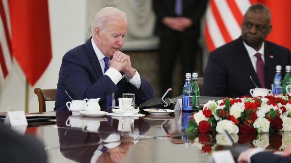 Em Varsóvia, na Polônia, o presidente dos EUA, Joe Biden (à esquerda), participa de reunião ao lado do secretário de Defesa norte-americano, Lloyd Austin (à direita), durante reunião com o presidente polonês, Andrzej Duda, em 26 de março de 2022 - Sputnik Brasil