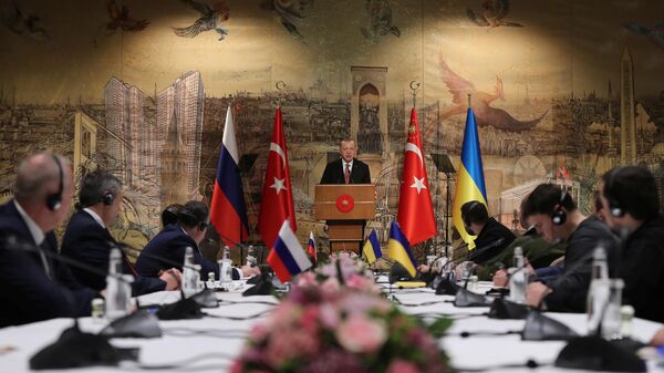 Presidente turco, Tayyip Erdogan, fala ante negociadores de Kiev e Moscou em Istambul, 29 de março de 2022 - Sputnik Brasil