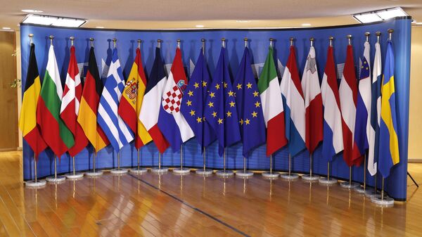Bandeiras de 16 países da União Europeia dispostas na sede do bloco, em Bruxelas, antes de um encontro de emergência de líderes. - Sputnik Brasil