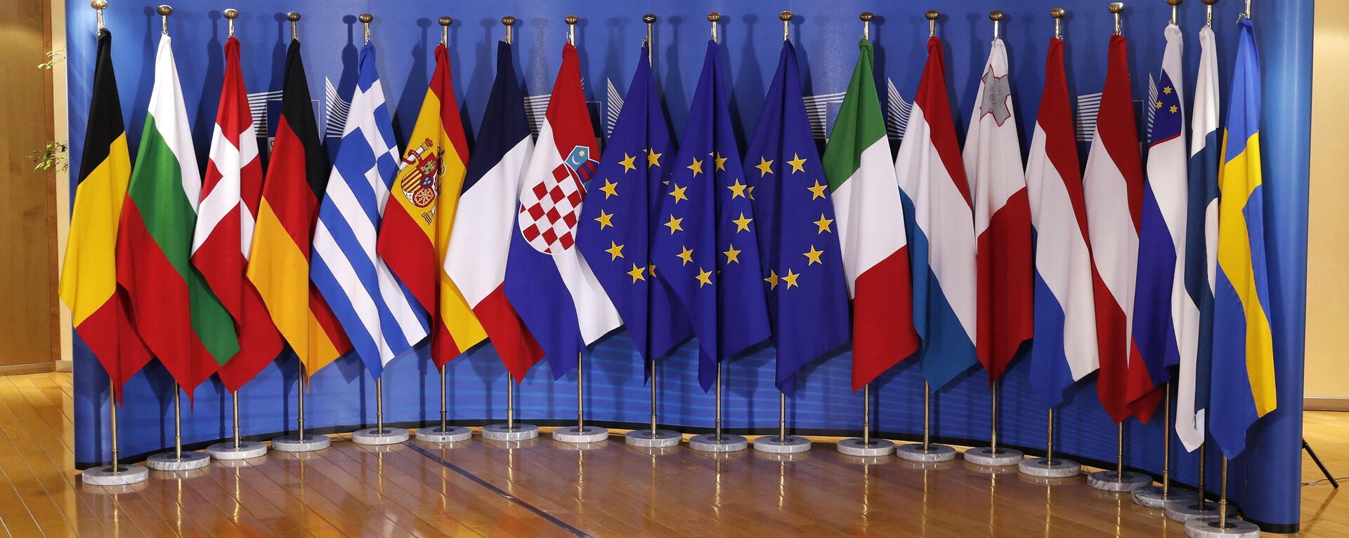 Bandeiras de 16 países da União Europeia dispostas na sede do bloco, em Bruxelas, antes de um encontro de emergência de líderes. - Sputnik Brasil, 1920, 21.04.2022