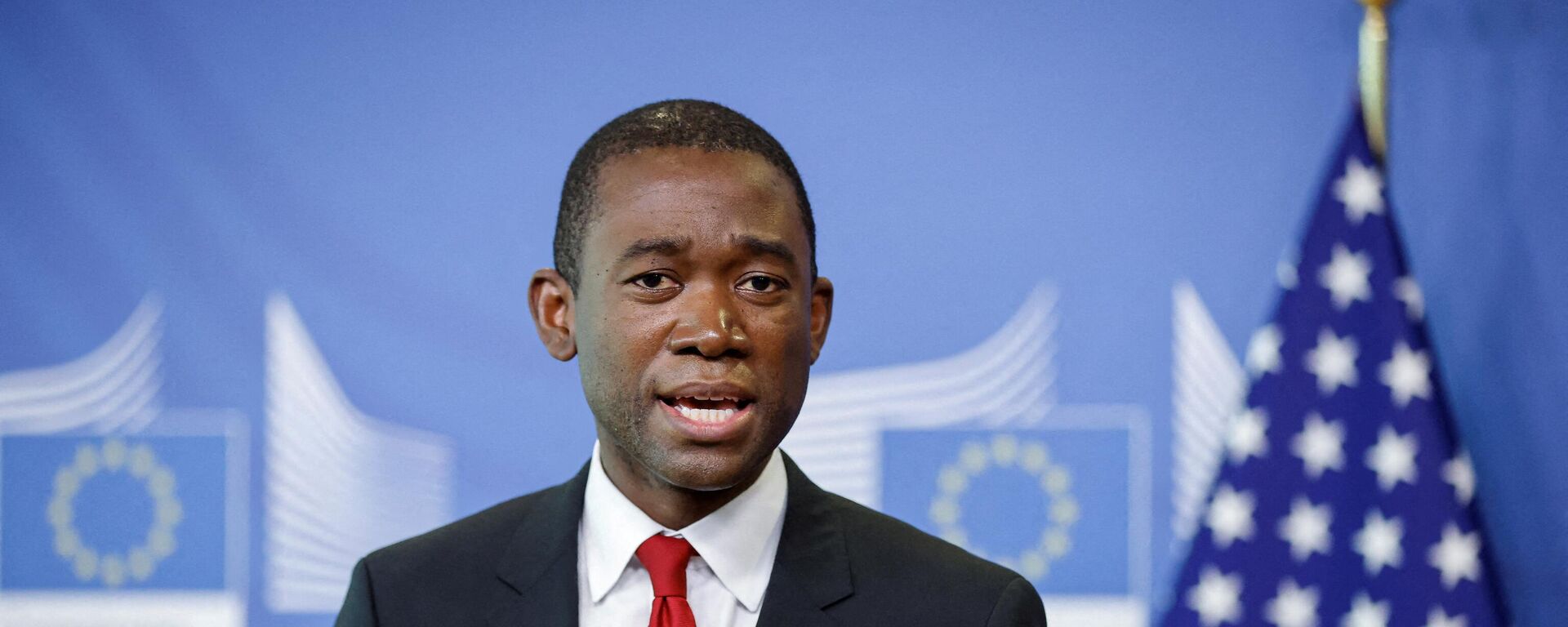 O vice-secretário do Tesouro dos EUA, Wally Adeyemo, durante entrevista coletiva conjunta com o comissário da União Europeia, em Bruxelas, Bélgica, 29 de março de 2022. - Sputnik Brasil, 1920, 18.04.2022