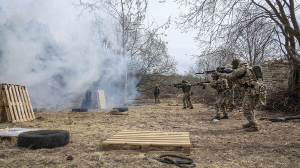 Soldados ucranianos disparam durante exercício de treinamento, em local não revelado, perto de Lviv, no oeste da Ucrânia, em 29 de março de 2022. - Sputnik Brasil