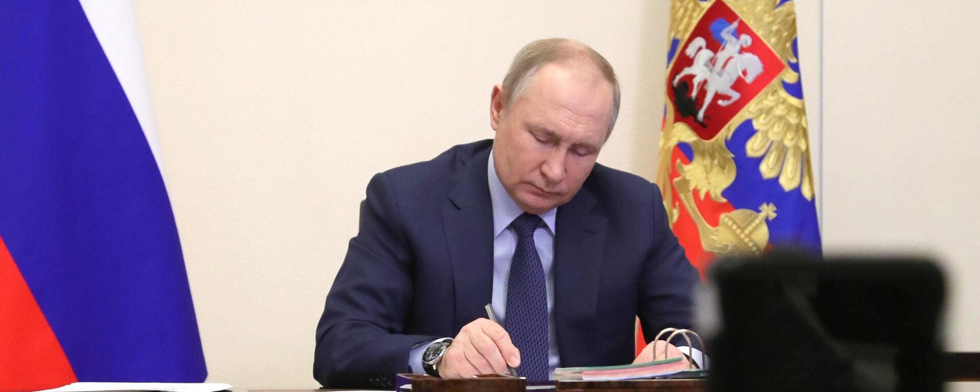 O presidente da Rússia, Vladimir Putin, participa de videoconferência em 25 de março de 2022. - Sputnik Brasil, 1920, 17.04.2022