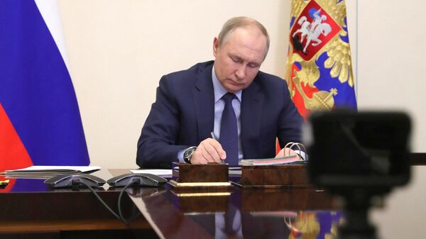 O presidente da Rússia, Vladimir Putin, participa de videoconferência, em 25 de março de 2022 - Sputnik Brasil