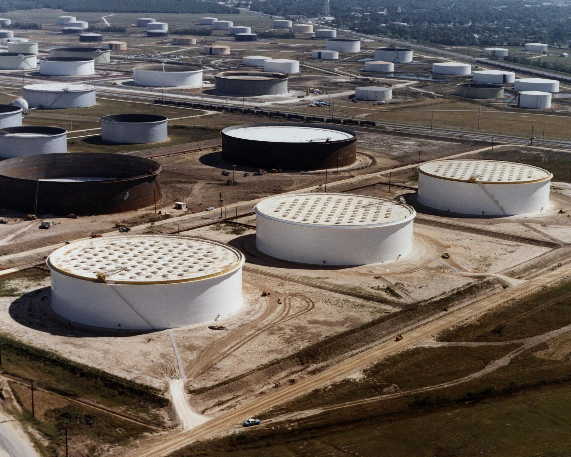 Tanques de armazenamento da Reserva Estratégica de Petróleo dos EUA no Terminal Sunoco, perto de Nederland, Texas - Sputnik Brasil, 1920, 14.06.2022