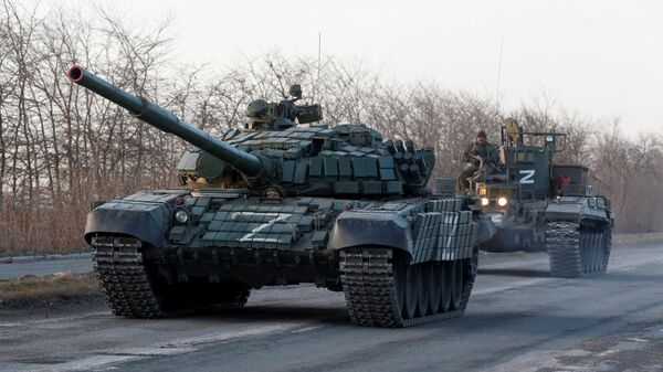 Membros do serviço de tropas pró-Rússia são vistos no topo de veículos blindados durante o conflito Ucrânia-Rússia em uma estrada que leva à cidade de Mariupol, Ucrânia, 28 de março de 2022 - Sputnik Brasil