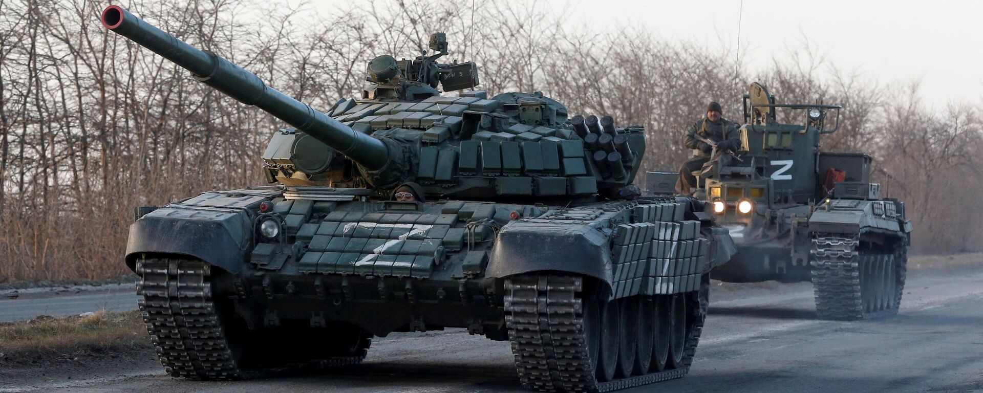 Membros do serviço de tropas pró-Rússia são vistos no topo de veículos blindados durante o conflito Ucrânia-Rússia em uma estrada que leva à cidade de Mariupol, Ucrânia, 28 de março de 2022 - Sputnik Brasil, 1920, 01.04.2022