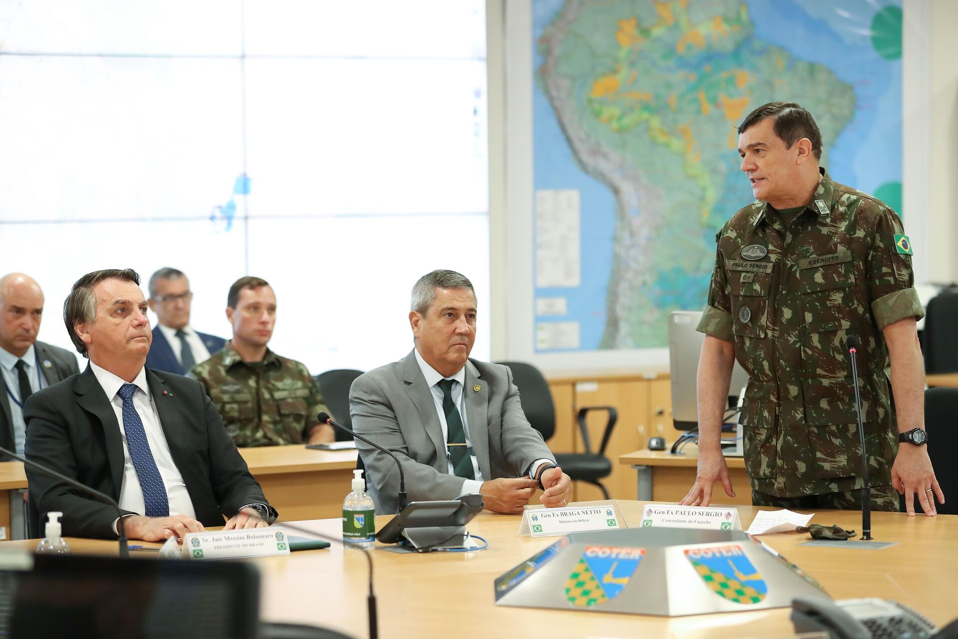 Visita às instalações do Comando do Exército com o então ministro da Defesa, Walter Braga Netto (de terno cinza), o então Comandante do Exército, Paulo Sérgio Nogueira (à direita, hoje na função de Braga Netto), e o presidente Jair Bolsonaro (à esquerda, à frente) (foto de arquivo) - Sputnik Brasil, 1920, 28.09.2022