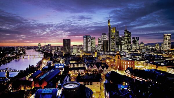 O sol se põe sobre os prédios do distrito bancário da cidade de Frankfurt com empresas como Volkswagen, Siemens e BASF, 19 de agosto de 2019 - Sputnik Brasil