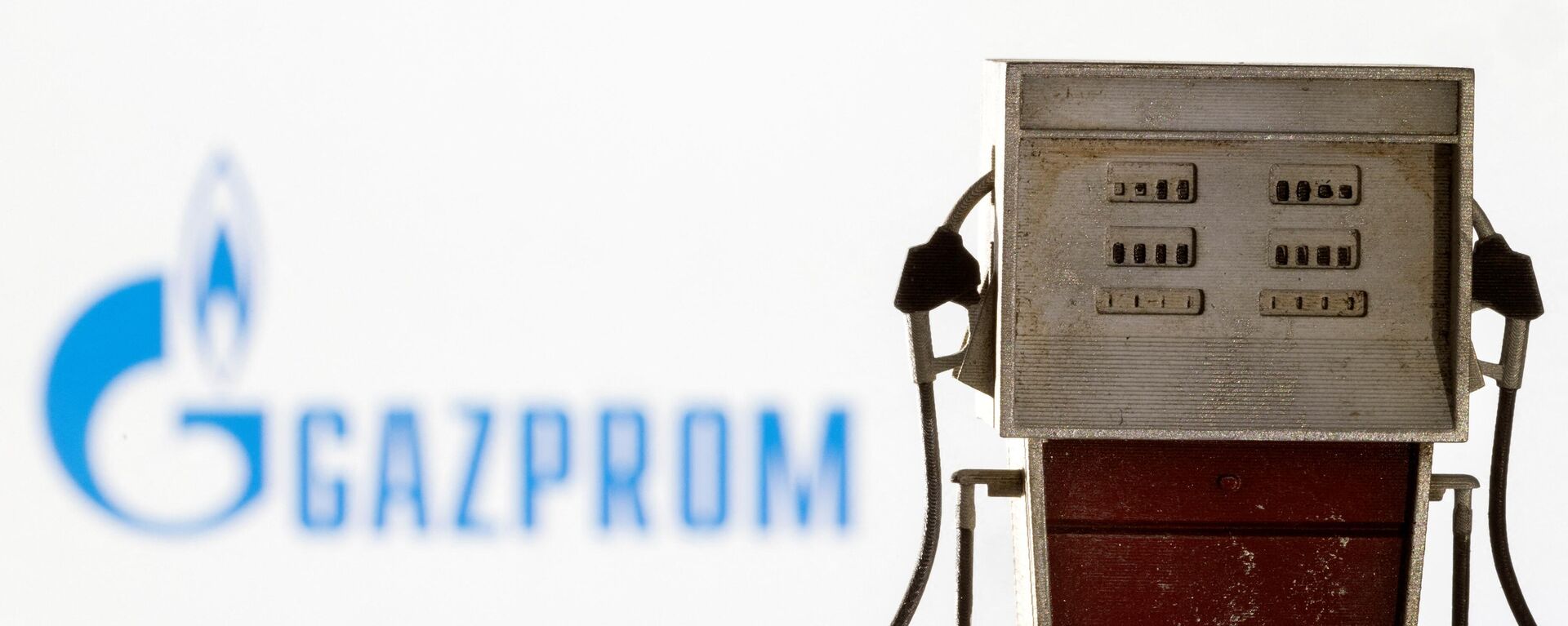 Modelo de bomba de gasolina em frente de logotipo da Gazprom em 25 de março de 2022 - Sputnik Brasil, 1920, 04.04.2022