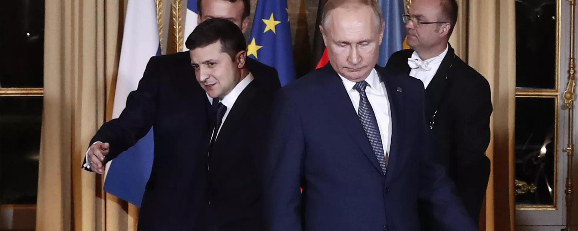 Vladimir Zelensky (à esquerda), presidente da Ucrânia, e Vladimir Putin (à direita), presidente da Rússia, chegam a sessão de trabalho no Palácio do Eliseu, em Paris, em 9 de dezembro de 2019 - Sputnik Brasil, 1920, 17.05.2025