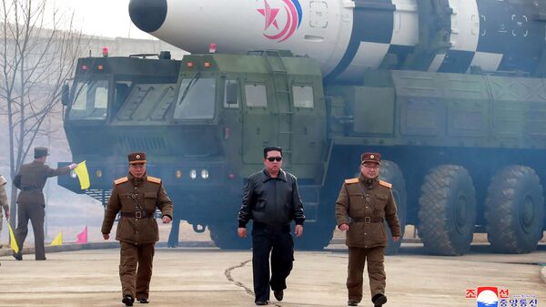 O líder norte-coreano Kim Jong-un caminha perto de um míssil balístico intercontinental - Sputnik Brasil