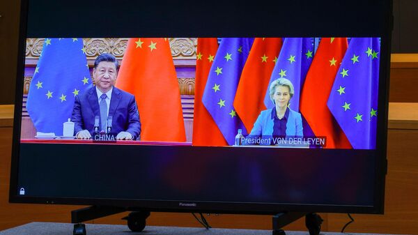 O presidente chinês Xi Jinping e a presidente da Comissão Europeia, Ursula von der Leyen, conversam por videoconferência durante uma cúpula UE China no prédio do Conselho Europeu em Bruxelas, Bélgica, em 1º de abril de 2022. - Sputnik Brasil