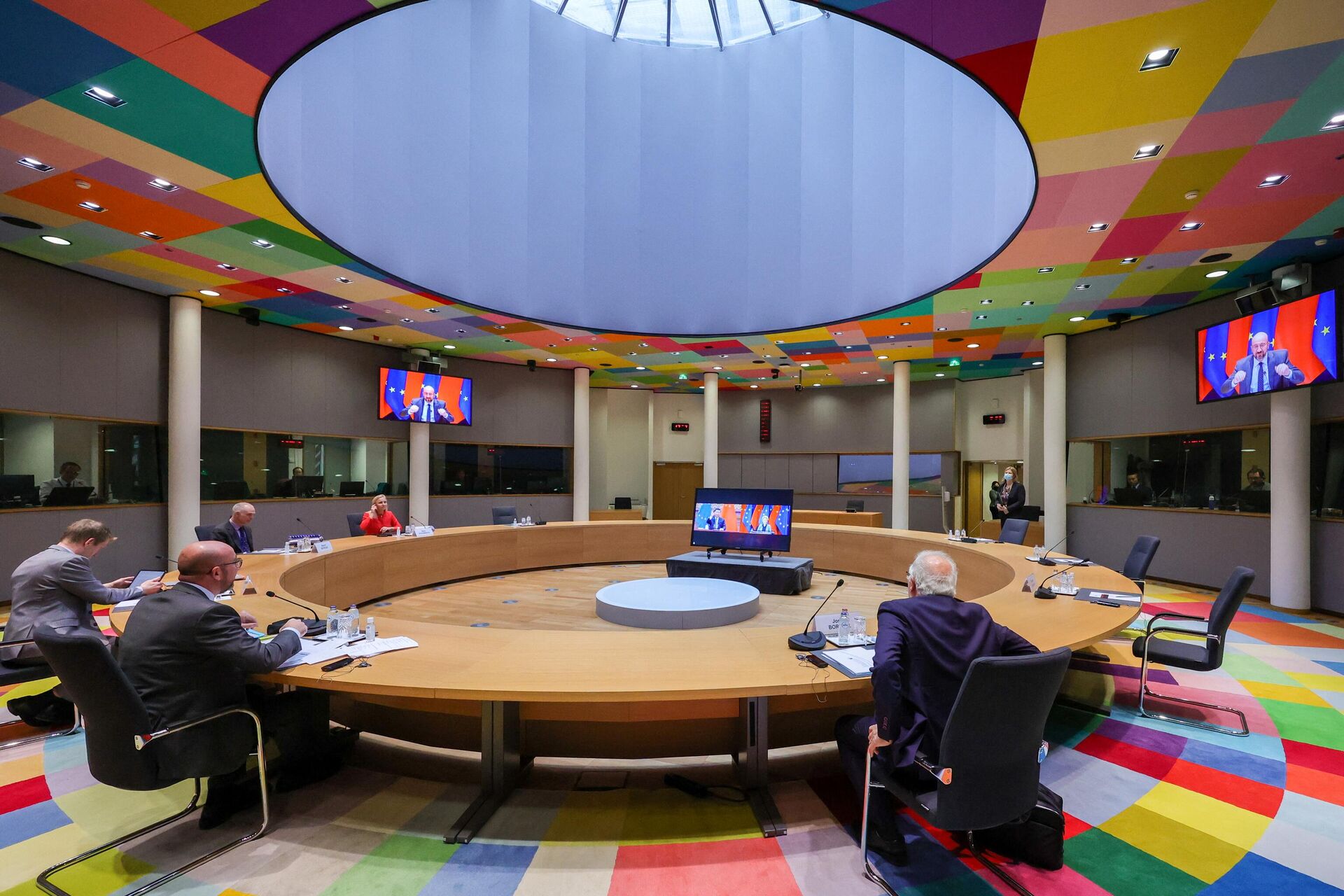 O presidente do Conselho Europeu, Charles Michel, e o chefe de política externa da União Europeia, Josep Borrell, conversam com a presidente da Comissão Europeia, Ursula von der Leyen, e o presidente chinês, Xi Jinping, por videoconferência durante uma cúpula UE China no prédio do Conselho Europeu em Bruxelas, Bélgica, 1º de abril de 2022 - Sputnik Brasil, 1920, 01.04.2022