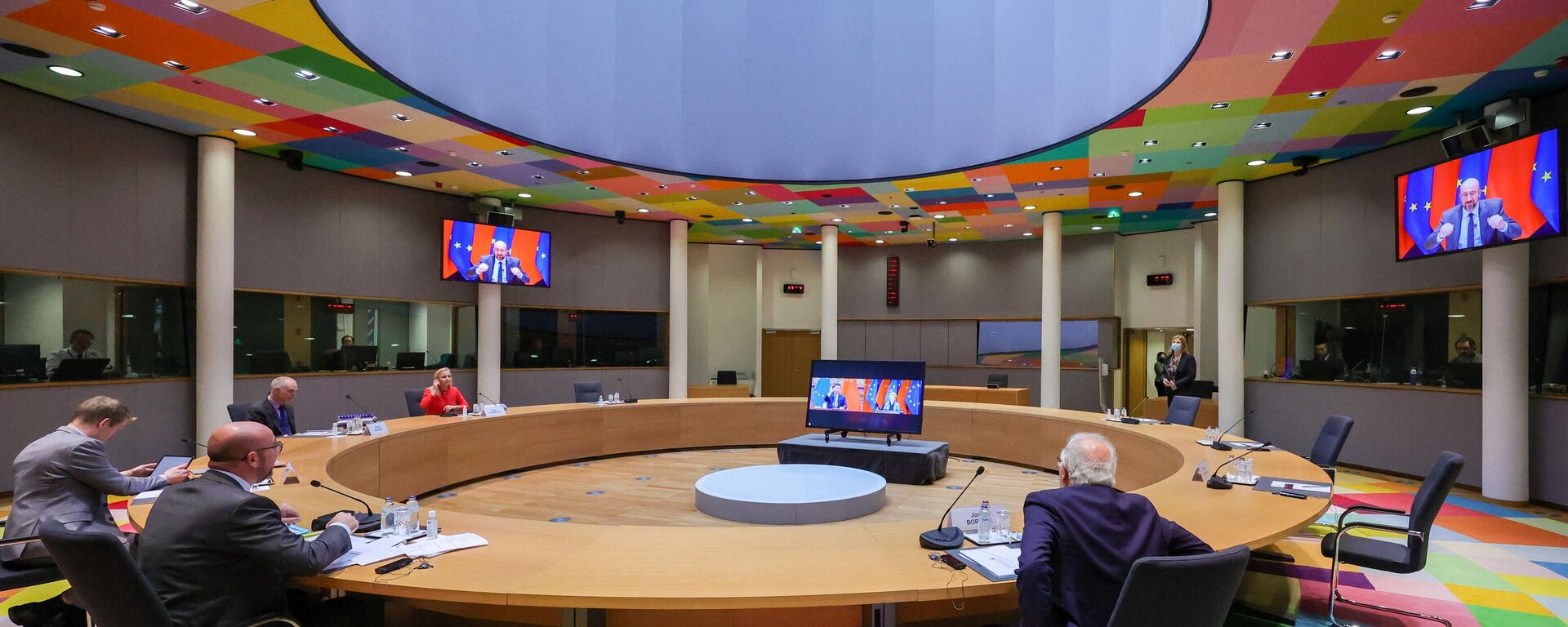 O presidente do Conselho Europeu, Charles Michel, e o chefe de política externa da União Europeia, Josep Borrell, conversam com a presidente da Comissão Europeia, Ursula von der Leyen, e o presidente chinês, Xi Jinping, por videoconferência durante uma cúpula UE China no prédio do Conselho Europeu em Bruxelas, Bélgica, 1º de abril de 2022 - Sputnik Brasil, 1920, 11.04.2022