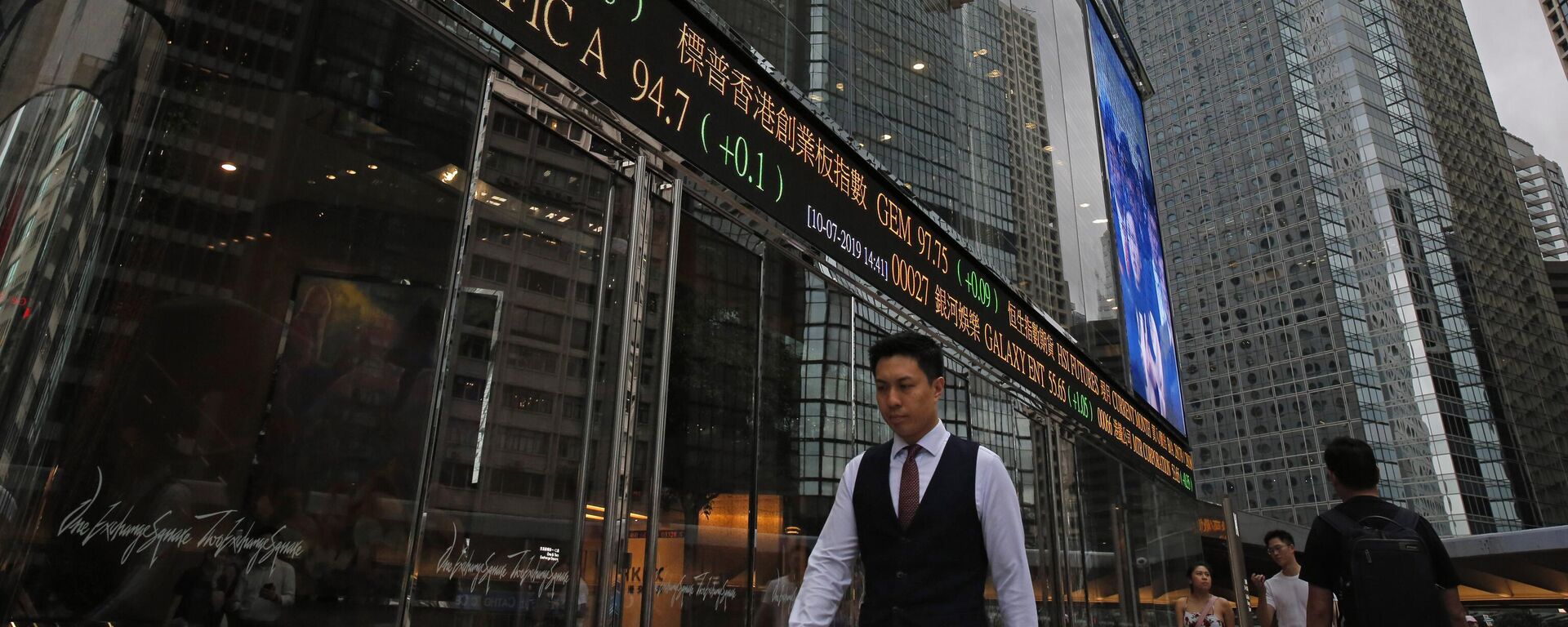 Pessoas caminham em frente à Exchange Square, um distrito comercial no centro de Hong Kong, 10 de junho de 2019 - Sputnik Brasil, 1920, 01.07.2022