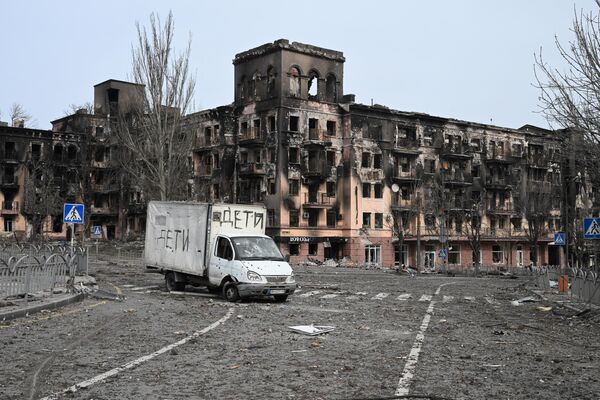 Praça junto de prédio residencial destruído em Mariupol - Sputnik Brasil