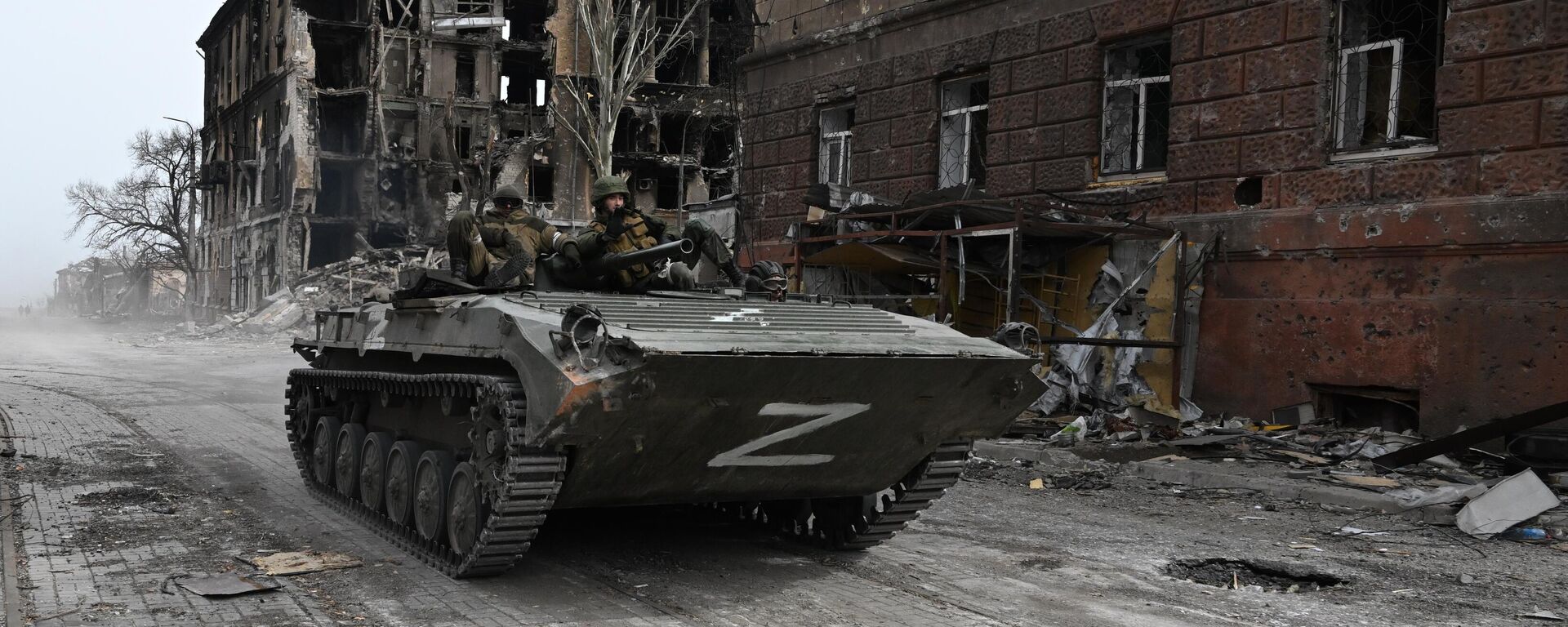 Carro de combate da infantaria BMP-1 das forças da República Popular de Donetsk junto de prédio residencial destruído em Mariupol - Sputnik Brasil, 1920, 29.04.2024