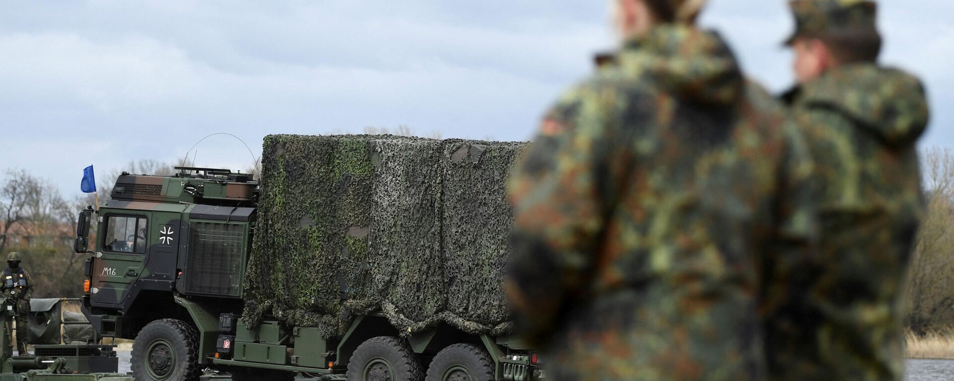 Soldados da 37ª Brigada Panzergrenadier Estado Livre da Saxônia do Exército Alemão Bundeswehr, destinado à Força-Tarefa Conjunta de Alta Prontidão da Força de Resposta da OTAN a bordo de veículos militares destinados a serem transportados através do rio Elba usando a ponte flutuante Amphibian M3, durante o exercício militar Wettiner Schwert perto de Storkau, Alemanha, 2 de abril de 2022 - Sputnik Brasil, 1920, 02.04.2022