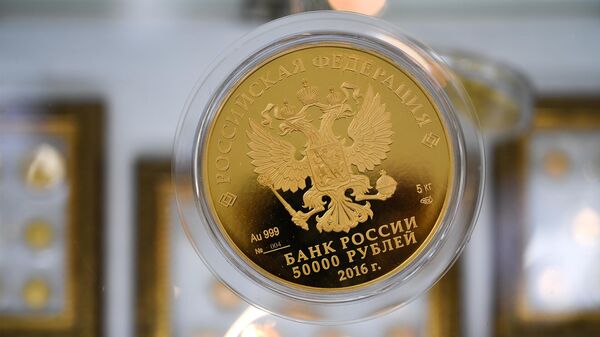 Moeda de ouro de 50 mil rublos no expositor do Sberbank no pavilhão do Expoforum (foto de arquivo) - Sputnik Brasil