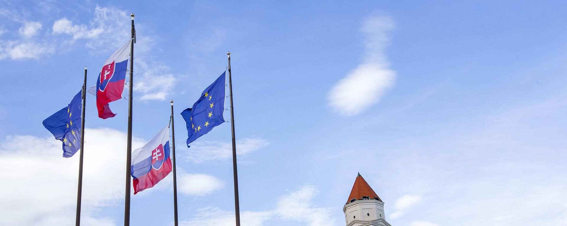 Bandeiras da Eslováquia e da União Europeia perto do castelo de Bratislava, Eslováquia - Sputnik Brasil, 1920, 03.04.2022